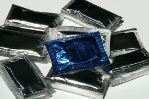 Kondomer indpakket i sølv plastik