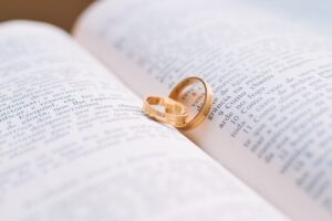 To guld ringe ligger på en åben bog