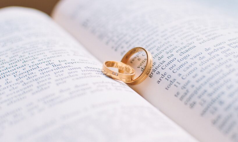 To guld ringe ligger på en åben bog
